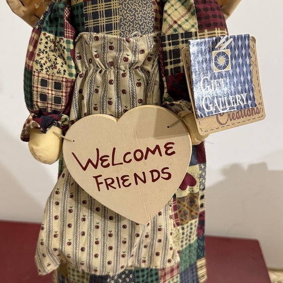 Homespun Creations Angel holding Welcome Friends sign. 16” - Picture 3 of 9